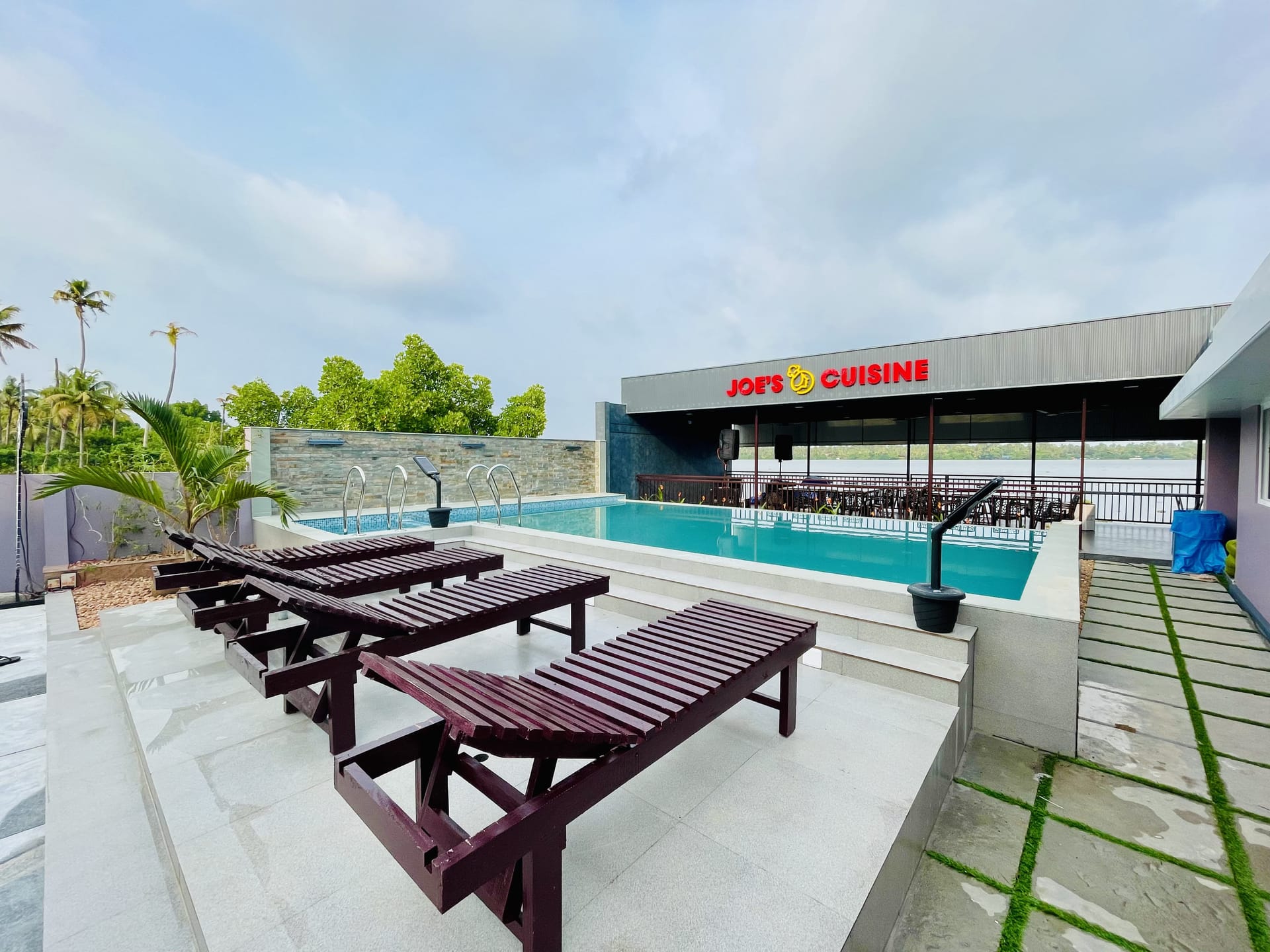 Pool resort in Cherai, Vypin Island, Kochi - La Estuaire